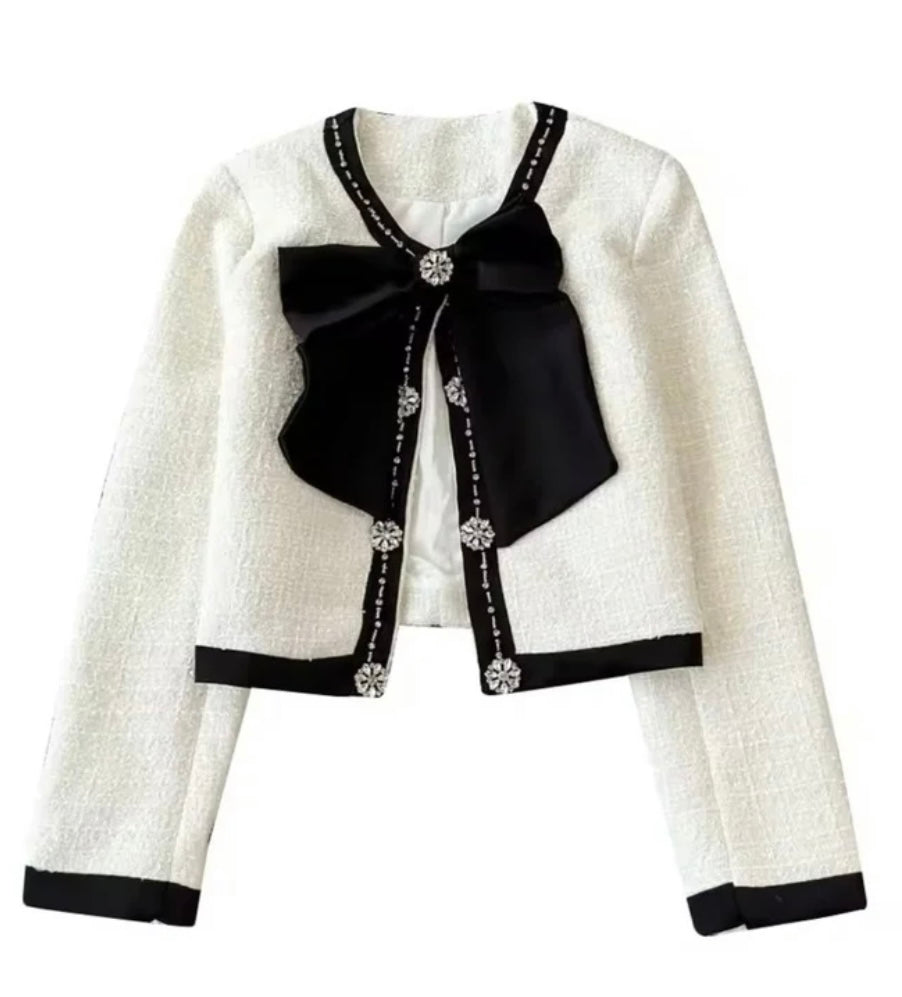 PRE ORDER ENTREGA DE 10 A 15 DÍAS HÁBILES. Chaqueta tweed con moño negro y detalles de bordado en vistas.